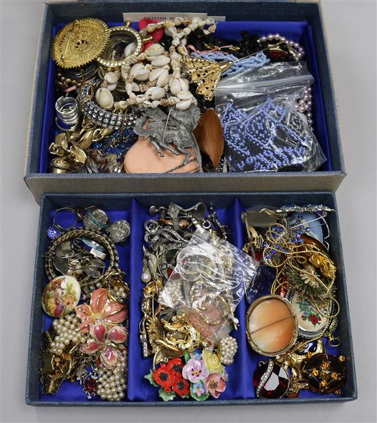 A quantity of assorted costume jewellery.